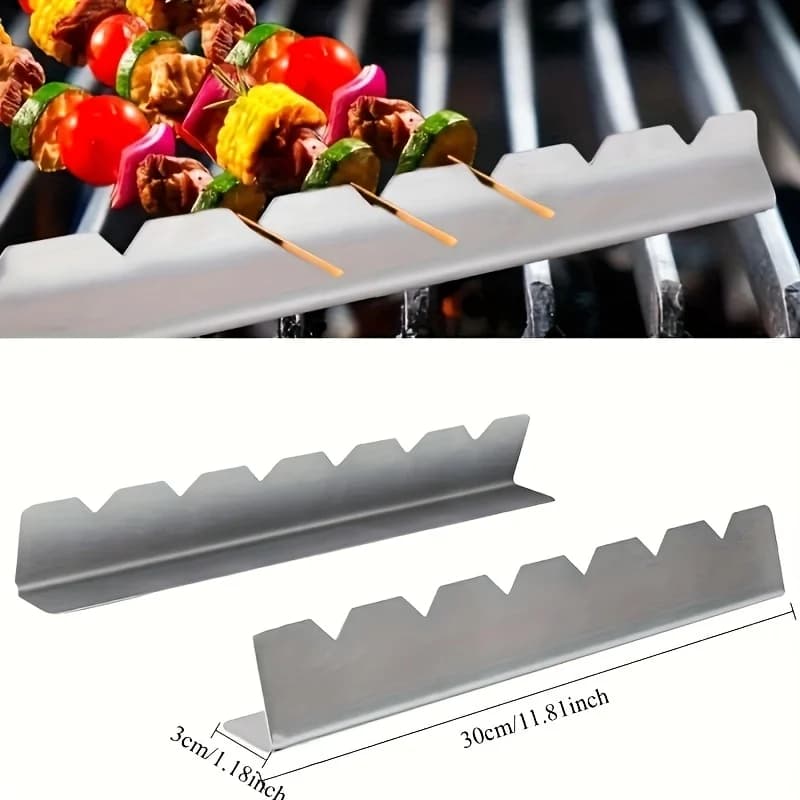 Suporte para espetos de churrasco em aço inoxidável prata metálico com medidas 30cm por 3cm e espetos coloridos na grelha