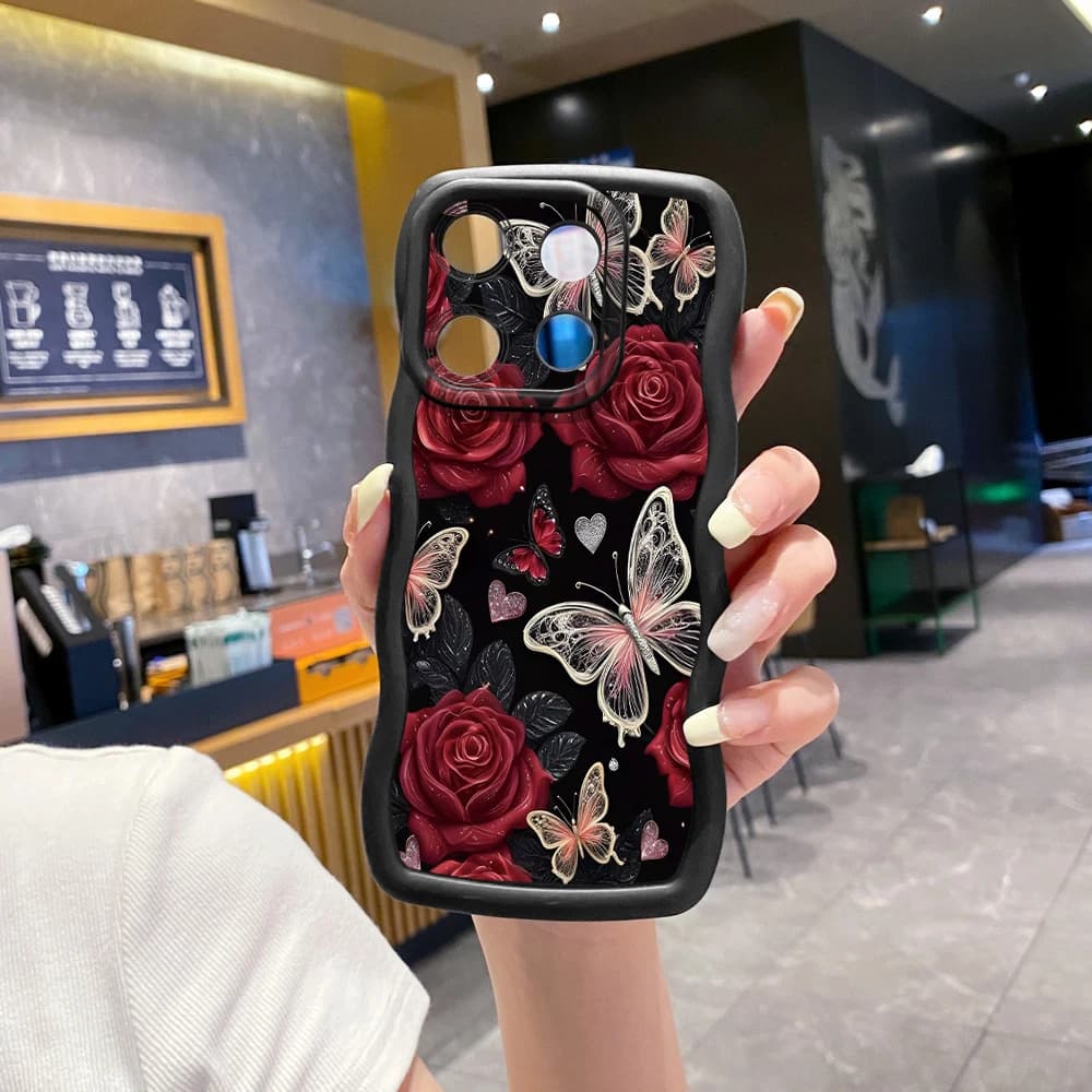 Capa preta para Xiaomi Redmi Note 14 com rosas vermelhas e borboletas delicadas em design luxuoso