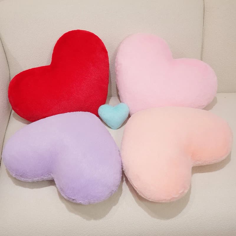 Almofadas decorativas peludas em formato de coração nas cores vermelha, rosa, lilás, pêssego e azul claro