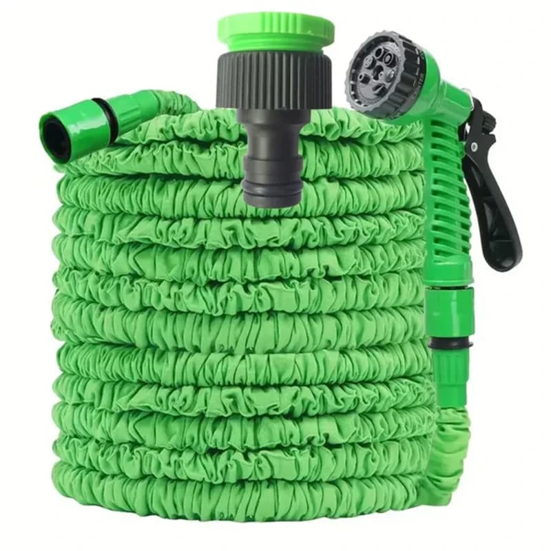 Mangueira de lavagem de carro expansível verde com conectores pretos e acessórios de spray para jardinagem e limpeza doméstica.