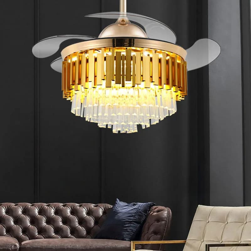 Ventilador de teto luxo com luz LED, hélices transparentes e acabamento dourado em ambiente moderno