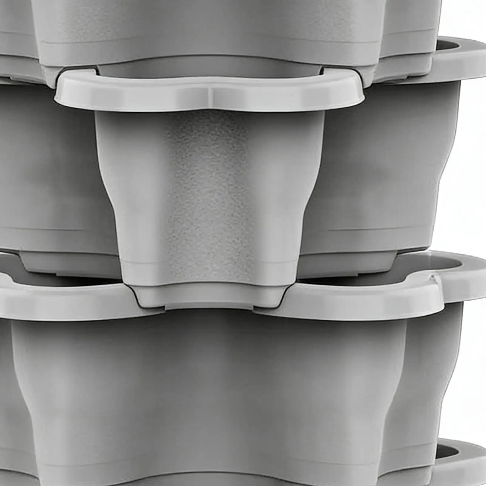 Detalhe do vaso empilhável vertical cinza mostrando encaixe entre as peças para cultivo de plantas