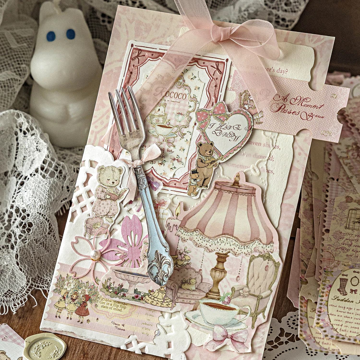 Cartão decorativo com adesivos vintage azul claro para scrapbooking com tema romântico e utensílios