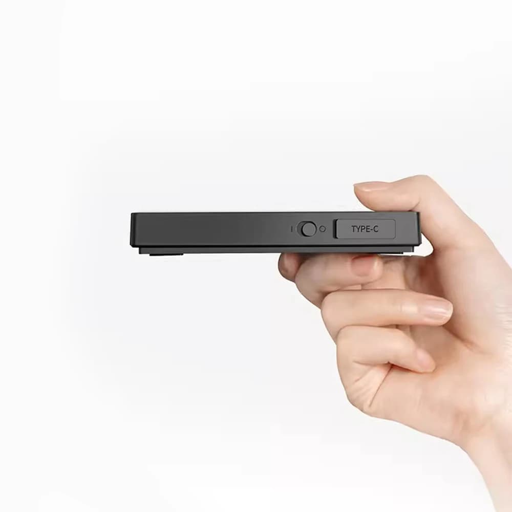 Balança digital Timemore Espelho Mini preta vista lateral com entrada USB tipo C em mão feminina