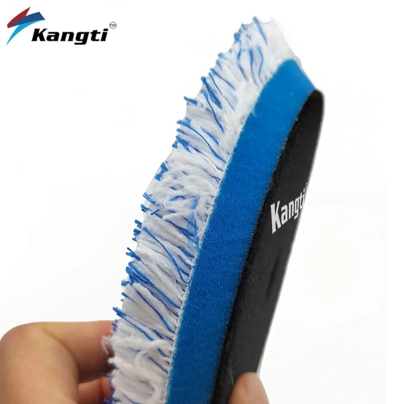 Disco de polimento Kangti microfibra azul e branca com base preta segurado na lateral