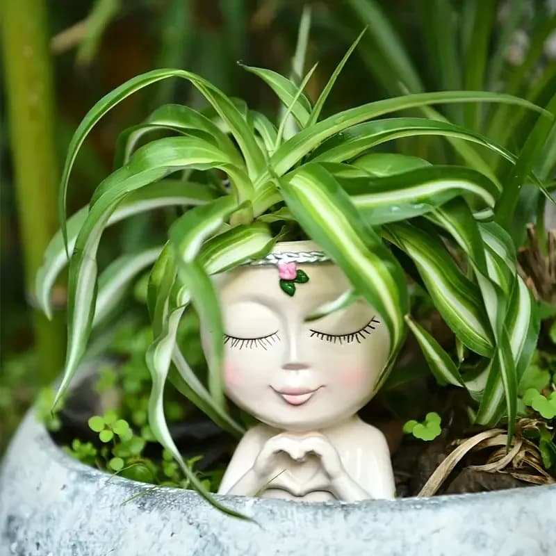 Vaso mini de resina marrom claro cabeça de senhora com planta suculenta verde em ambiente natural