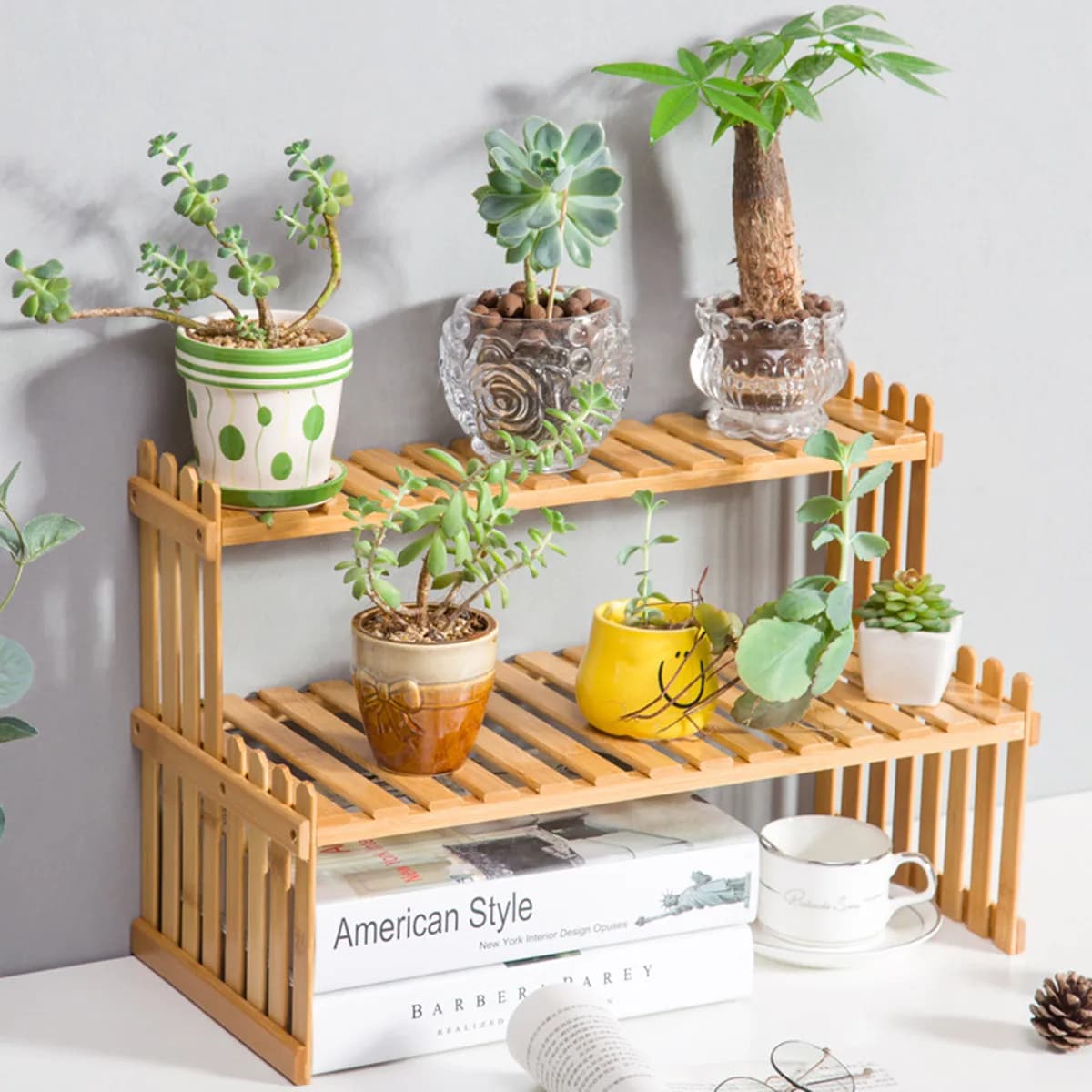Suporte para plantas internas de madeira com três prateleiras e plantas em vasos