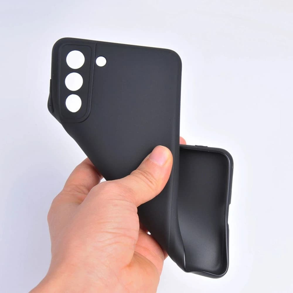 Capa flexível preta para celular Xiaomi Poco sendo dobrada para mostrar material maleável