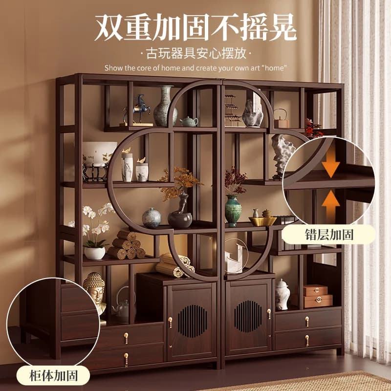 Estante de armazenamento estilo chinês com prateleiras circulares e itens decorativos