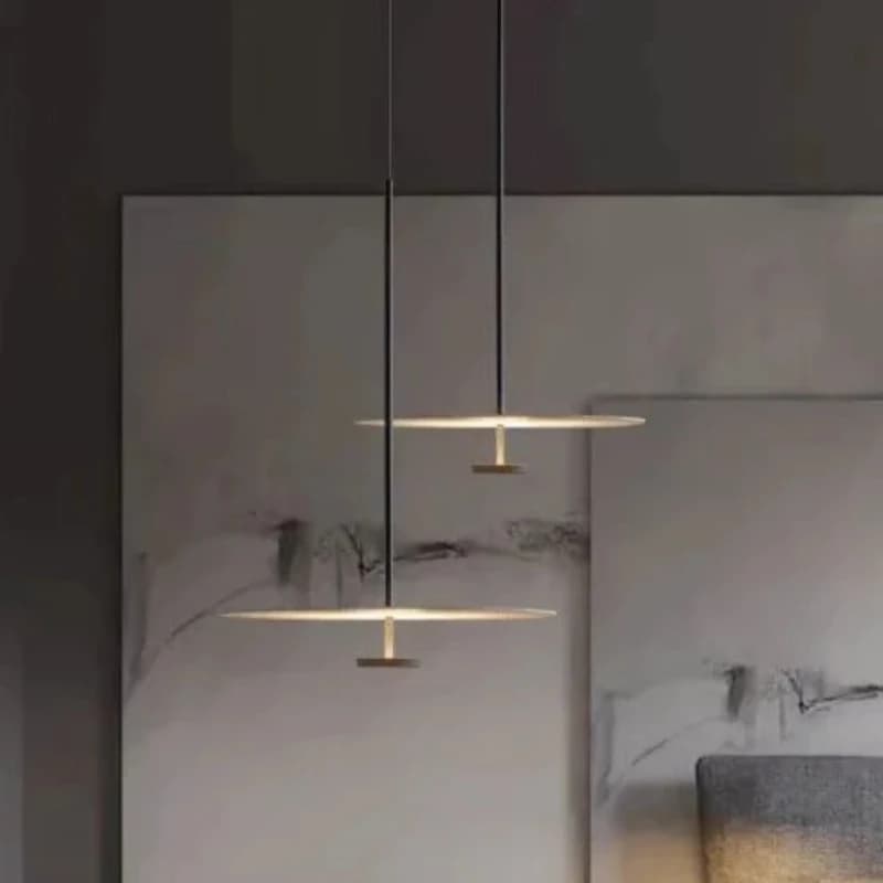 Duas luminárias pendentes Nordic minimalista disco LED bege iluminando ambiente com quadro abstrato e sofá cinza