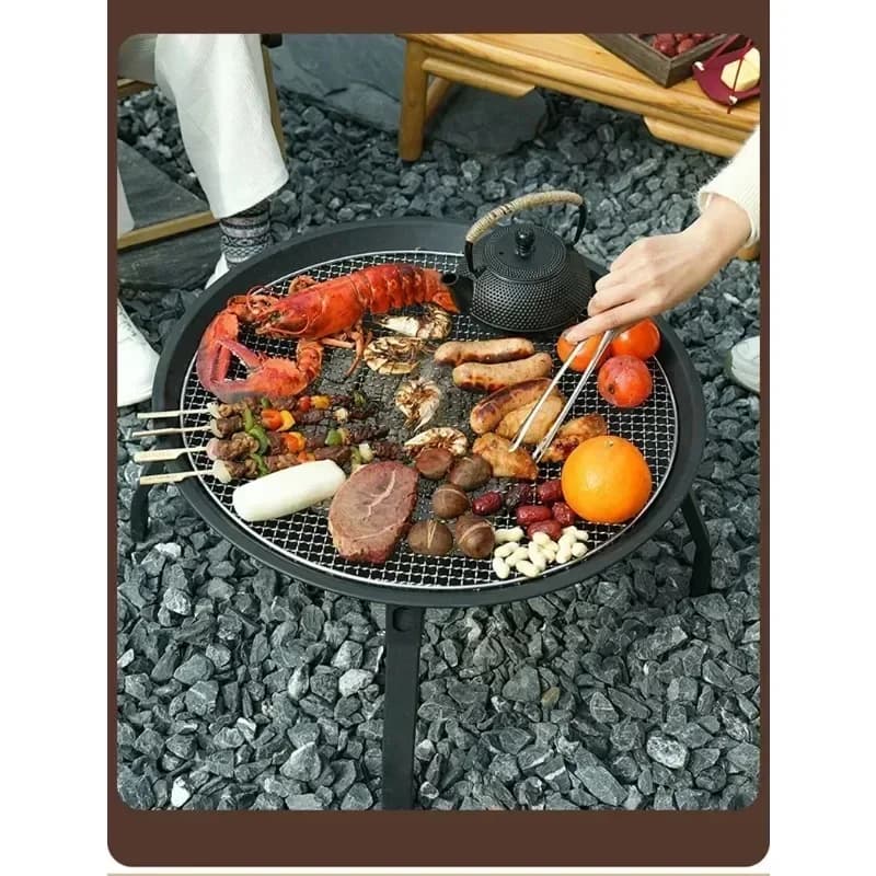 Fogueira ao ar livre com chamas acesas para acampamento e churrasco, fogueira a carvão com isolamento para inverno