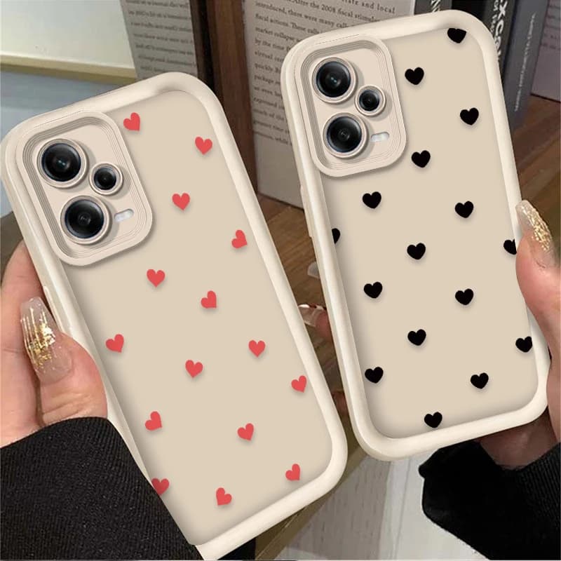 Capa protetora para smartphone com corações vermelhos e pretos