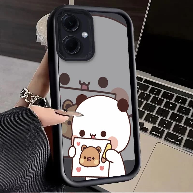 Capa preta para Xiaomi Redmi Note 14 com estampa de urso panda segurando desenho de urso marrom