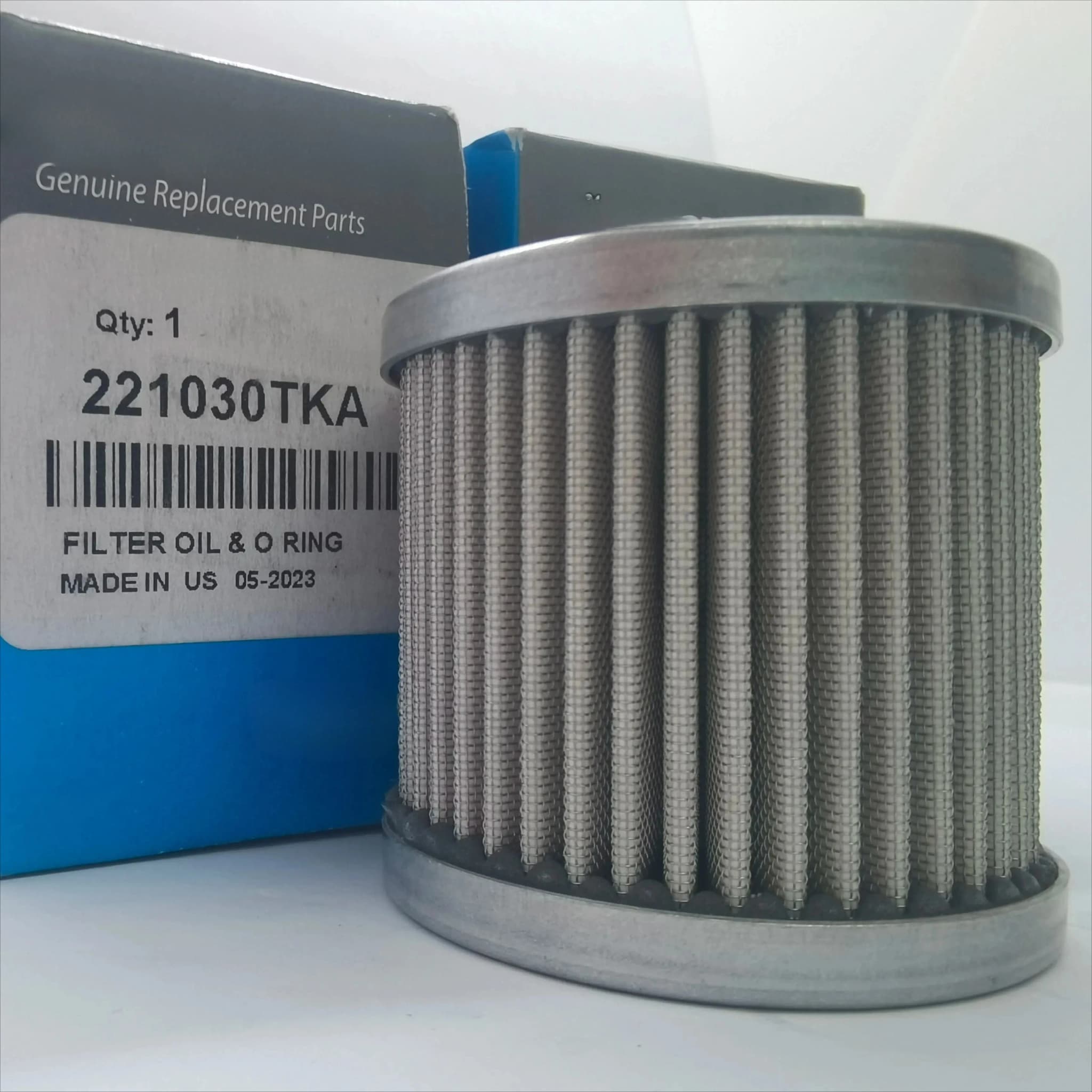 Filtro de óleo para compressores scroll 221030TKA, fabricado nos EUA, com etiqueta de identificação e código de barras.
