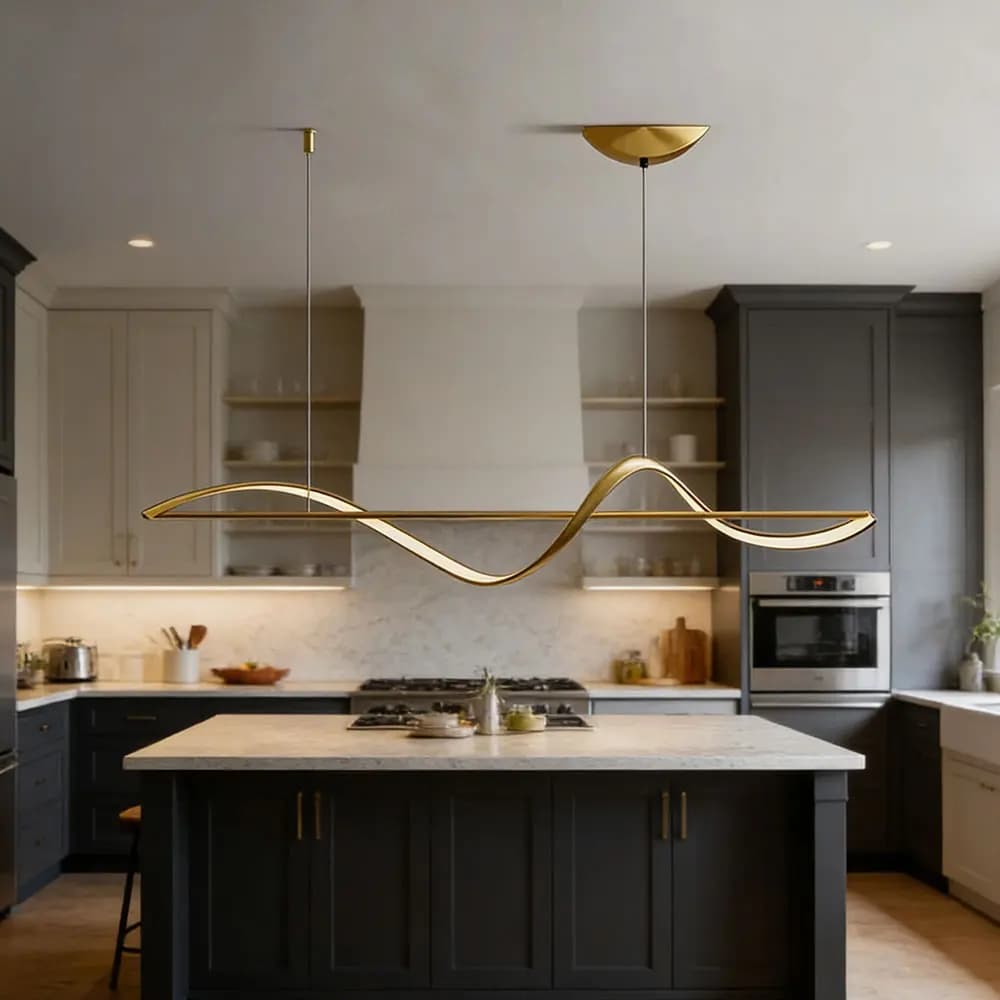 Luminária pendente LED dourada estilo nórdico com formato ondulado instalada em cozinha elegante