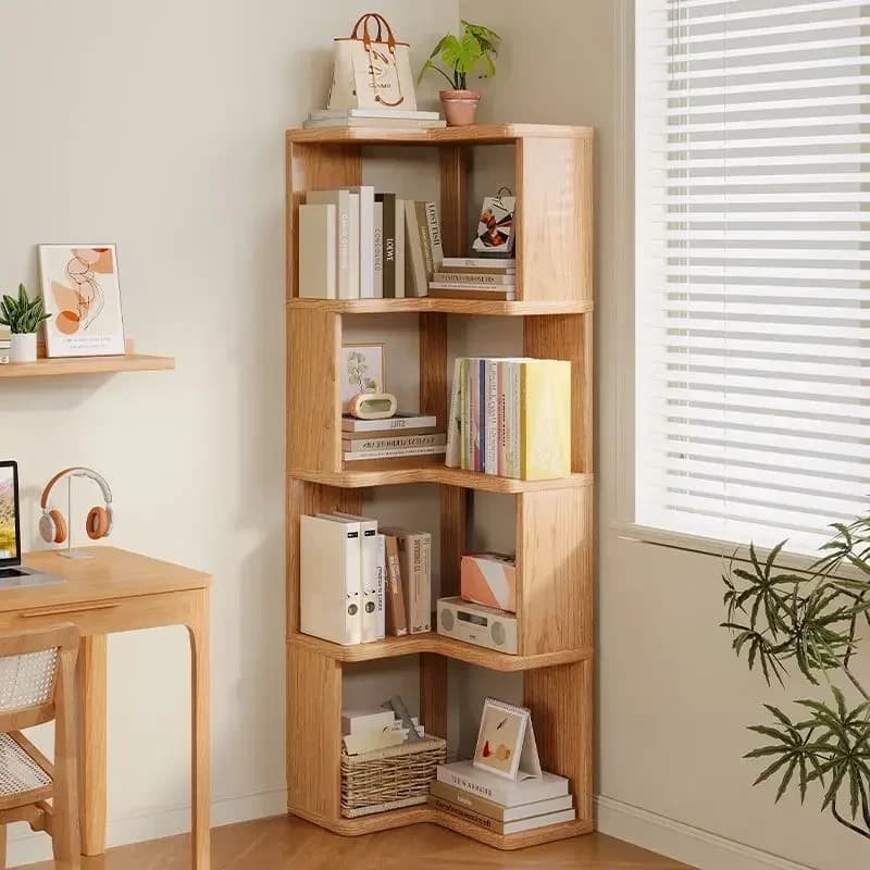 Estante de canto em madeira maciça clara com 5 prateleiras, decorada com livros e plantas