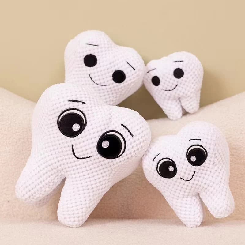 Brinquedos de pelúcia em forma de dentes brancos para decoração de sofá