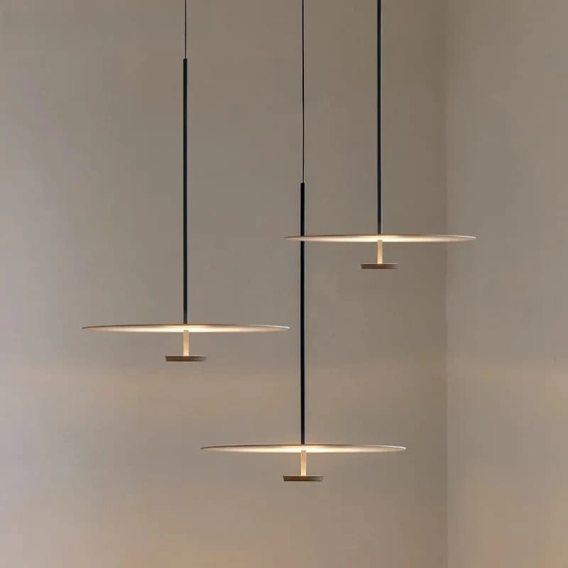 Conjunto de 3 luminárias pendentes Nordic minimalista disco LED bege com cabos pretos em parede clara