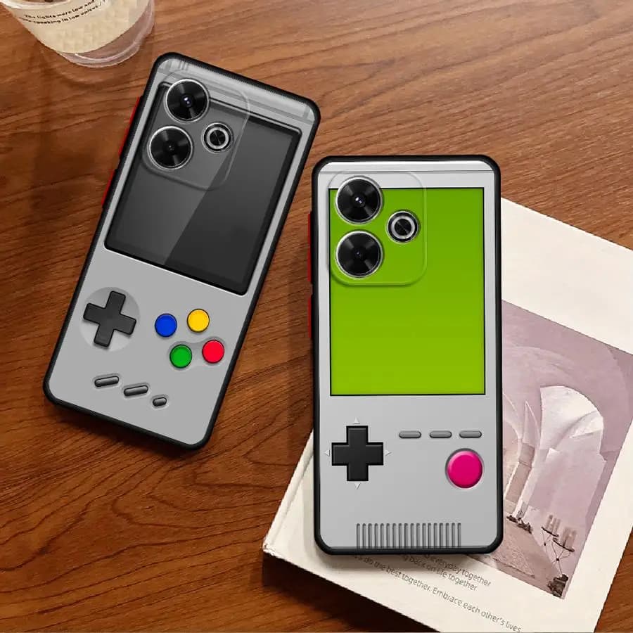 Duas capas para Xiaomi Redmi Note 15 estilo gamepad cinza com botões coloridos em superfície de madeira