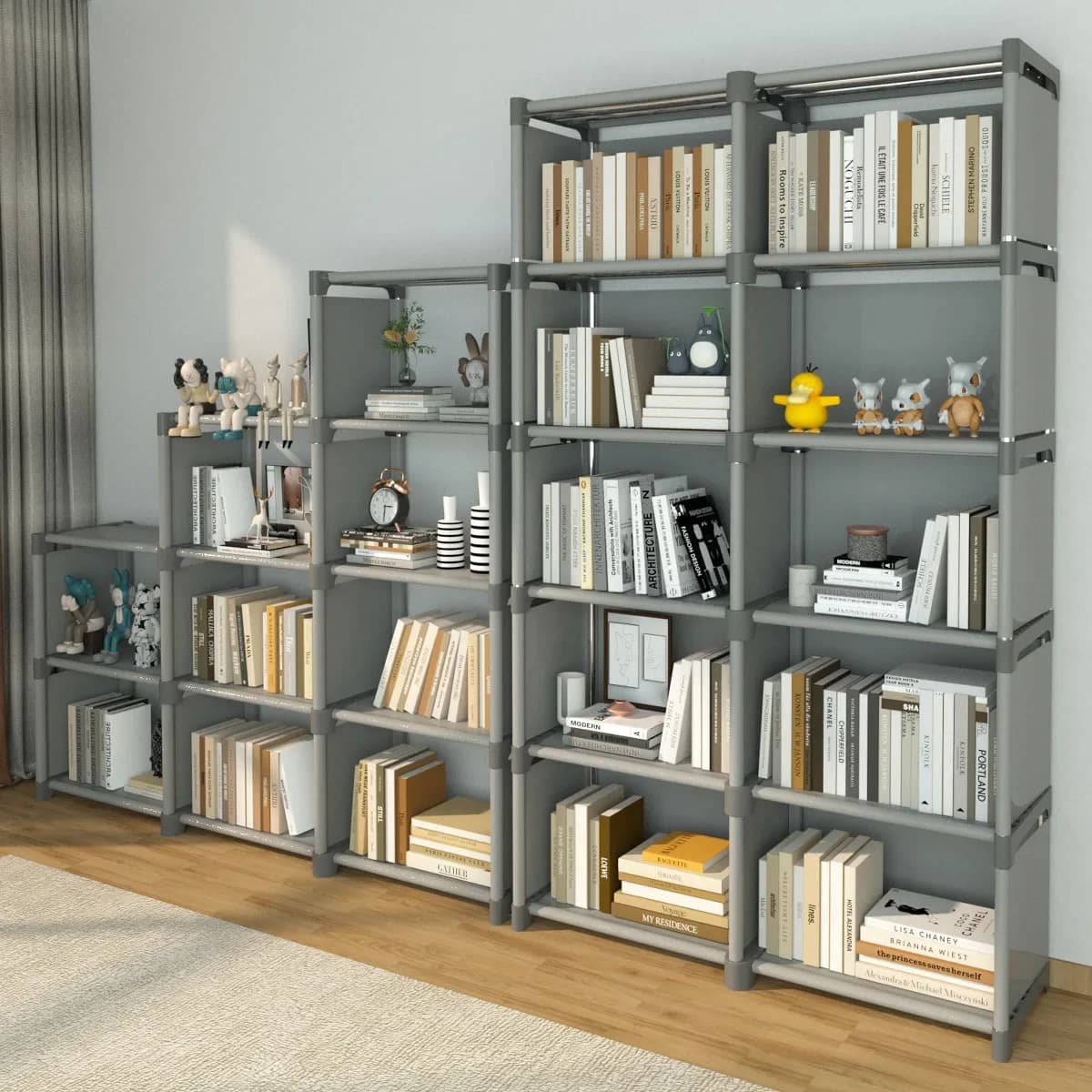 Estante modular cinza com livros e brinquedos