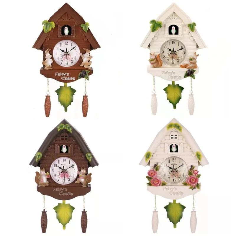 Quatro relógios de parede cuco em resina, cores bege e marrom, com pássaros, esquilos e flores decorativas