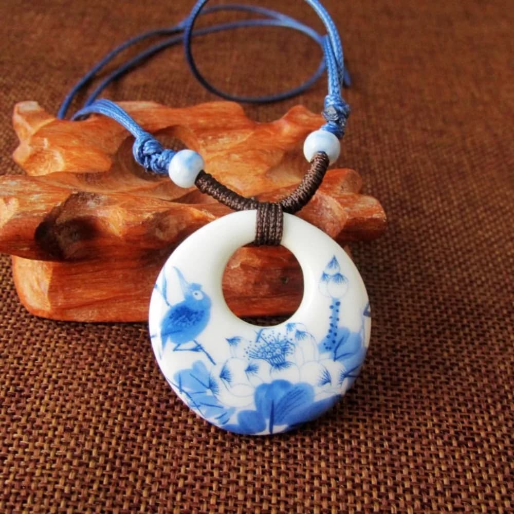 Colar feminino étnico pingente redondo de porcelana branca com desenho azul de pássaro e flores, corrente azul