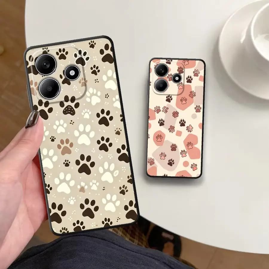 Capa para Xiaomi Redmi Note e Série K com estampa clara de patinhas de cachorro em tons marrons e bege