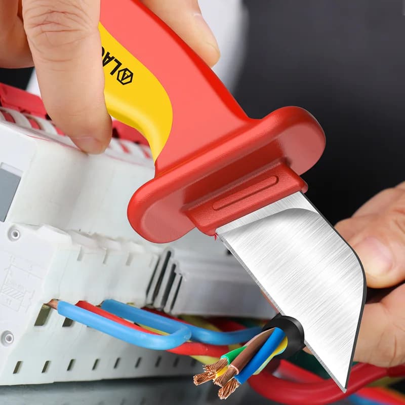 Faca eletricista LAOA com lâmina fixa e cabo vermelho e amarelo usada para descascar fios elétricos