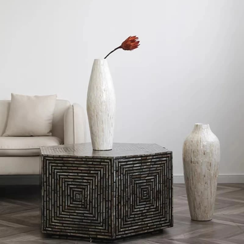 Vasos decorativos minimalistas nórdicos brancos com textura marmorizada em sala com sofá e mesa moderna