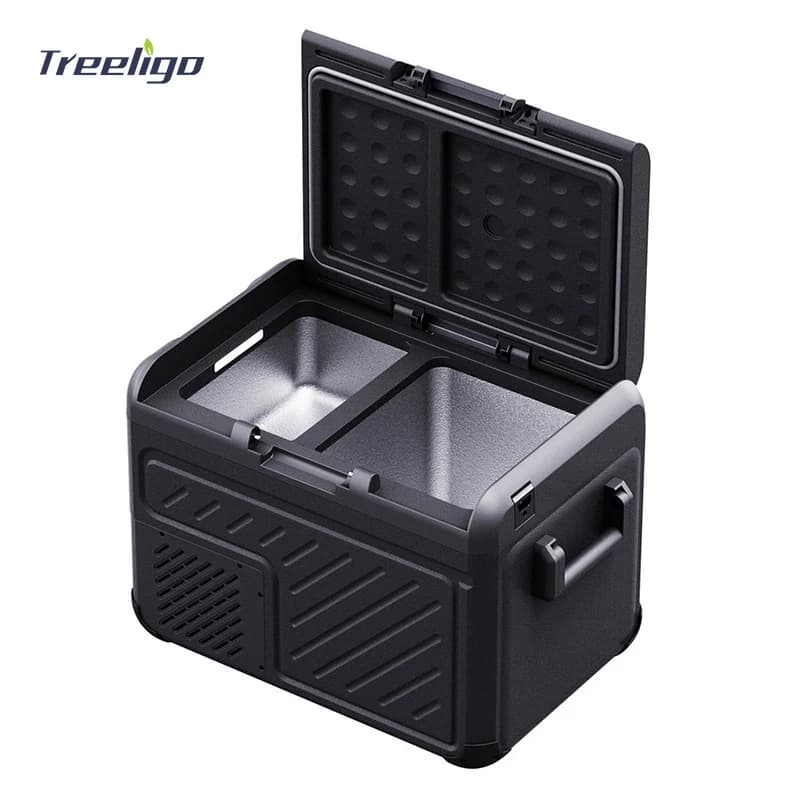 Geladeira portátil preta com compartimentos internos de metal e ventilação