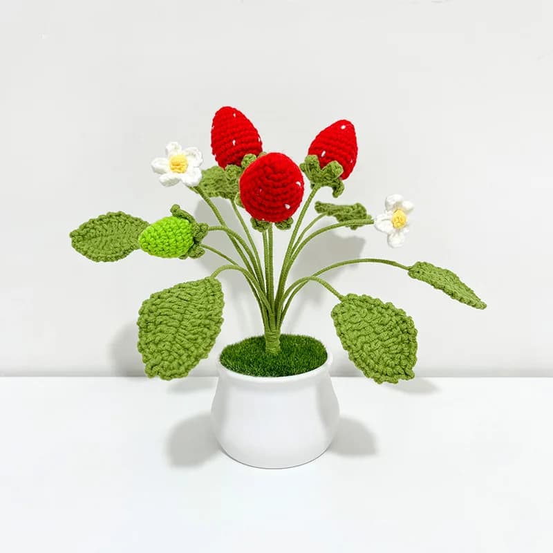Vaso decorativo Jácotei com morangos artificiais vermelhos e flores brancas em vaso branco