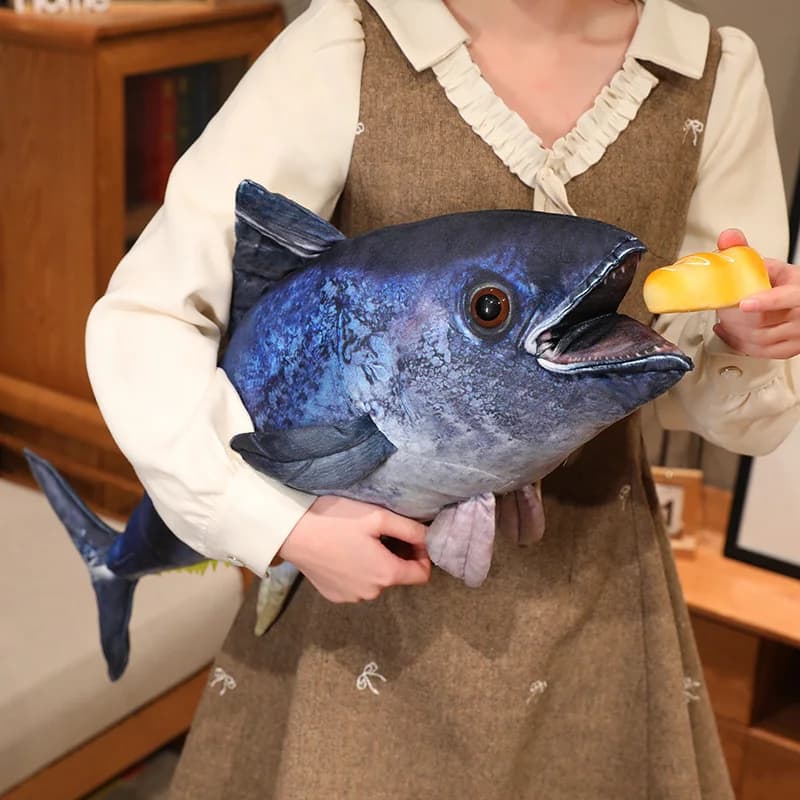 Brinquedo de pelúcia atum simulado azul com detalhes amarelo e branco, almofada macia 55cm