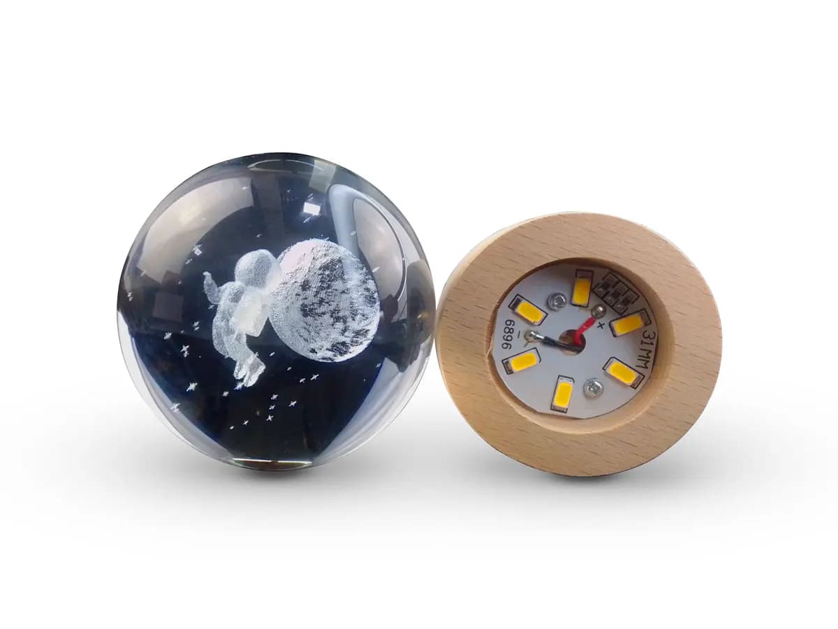 Luminária globo de vidro com astronauta na lua 3D e base de madeira com LED embutido