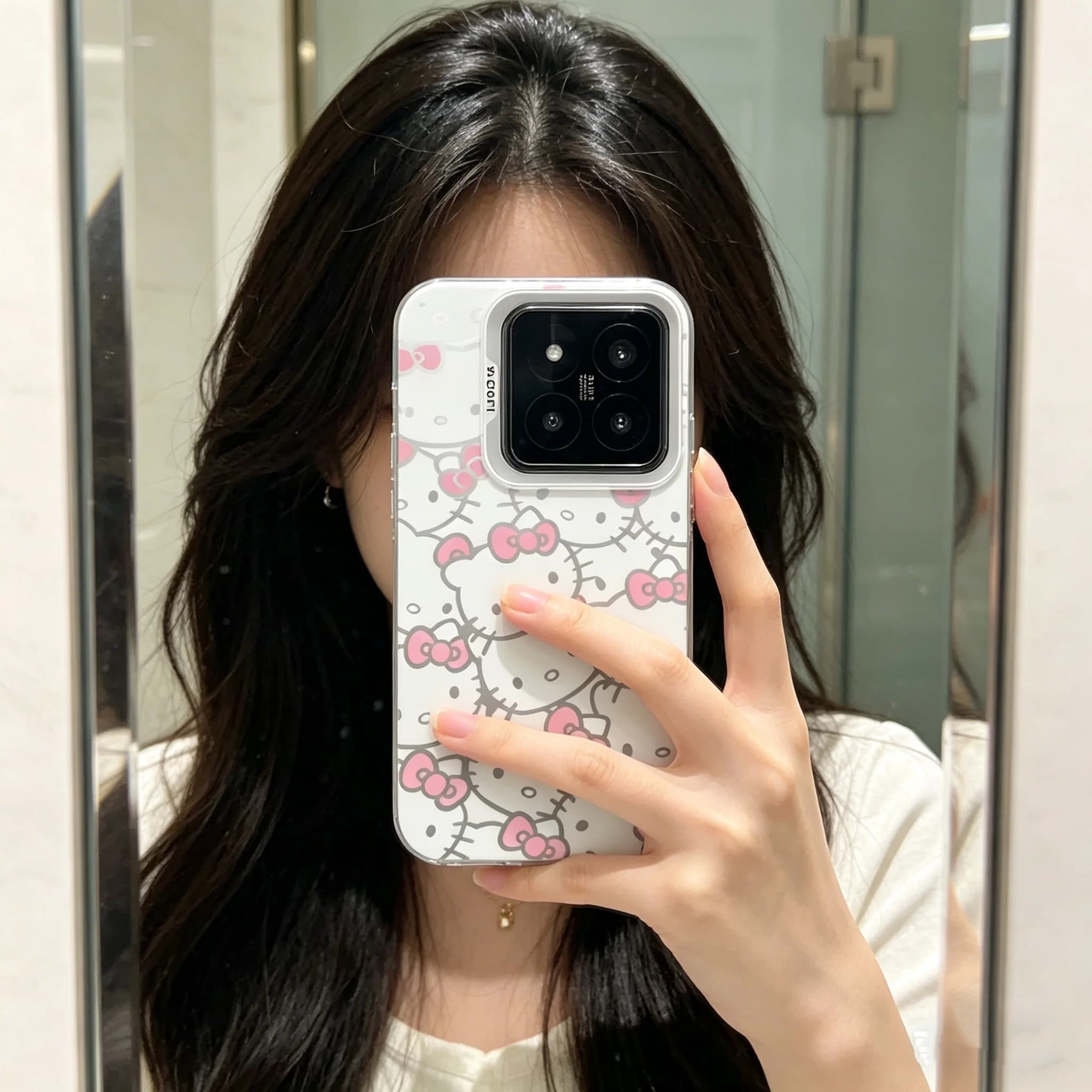 Mulher segurando Xiaomi Redmi Note 14 Pro com capa branca Hello Kitty rosa Sanrio Sweet IMD
