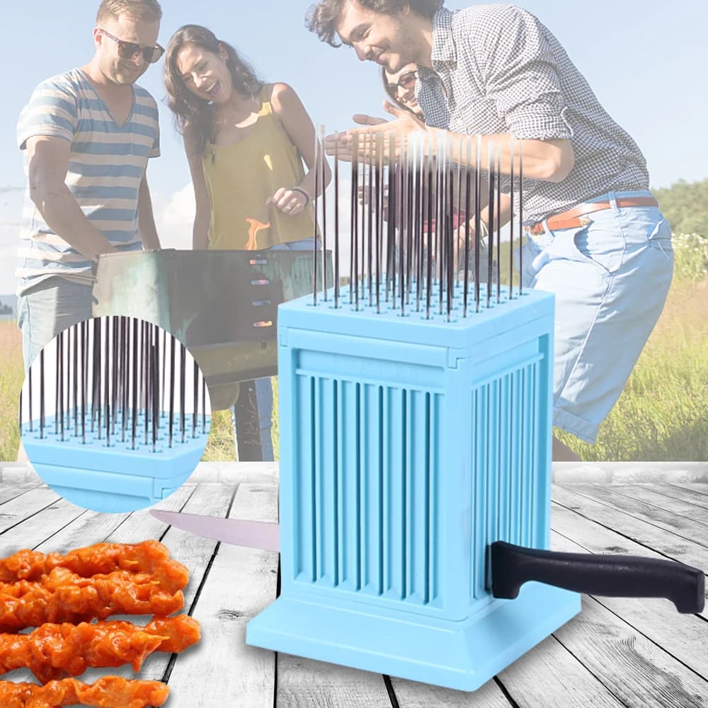 Caixa de plástico azul com 49 buracos para espetar carne e legumes, com espetinhos prontos.