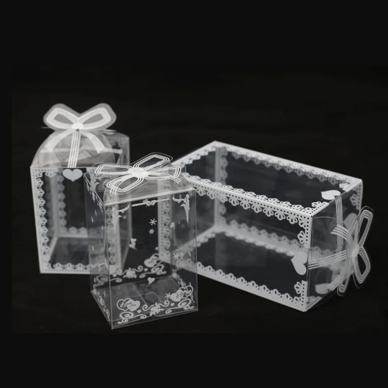 Caixas para doces e presentes em PVC transparente com estampa branca de laço e corações