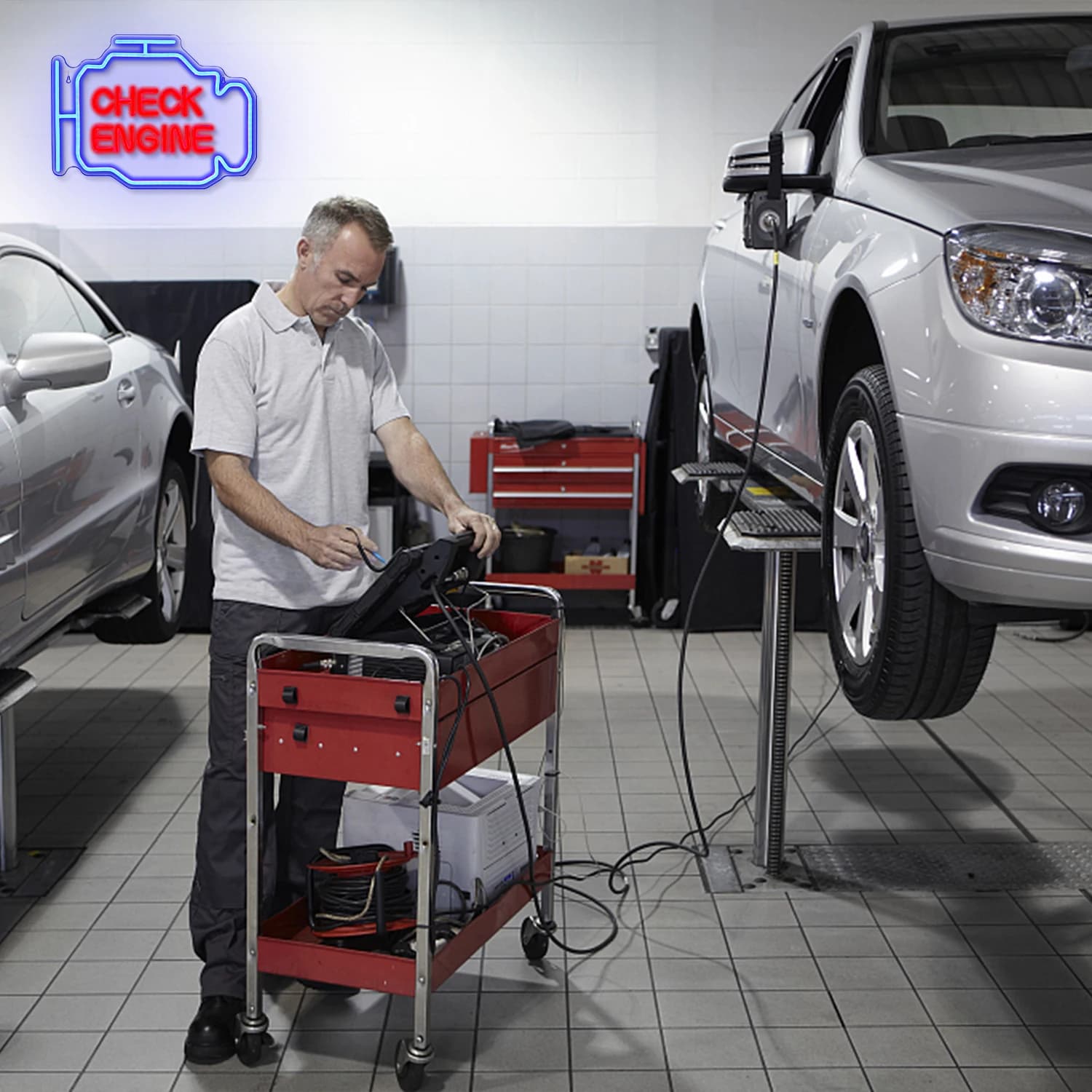 Luminária neon azul e vermelha Check Engine instalada em oficina mecânica com carro elevado