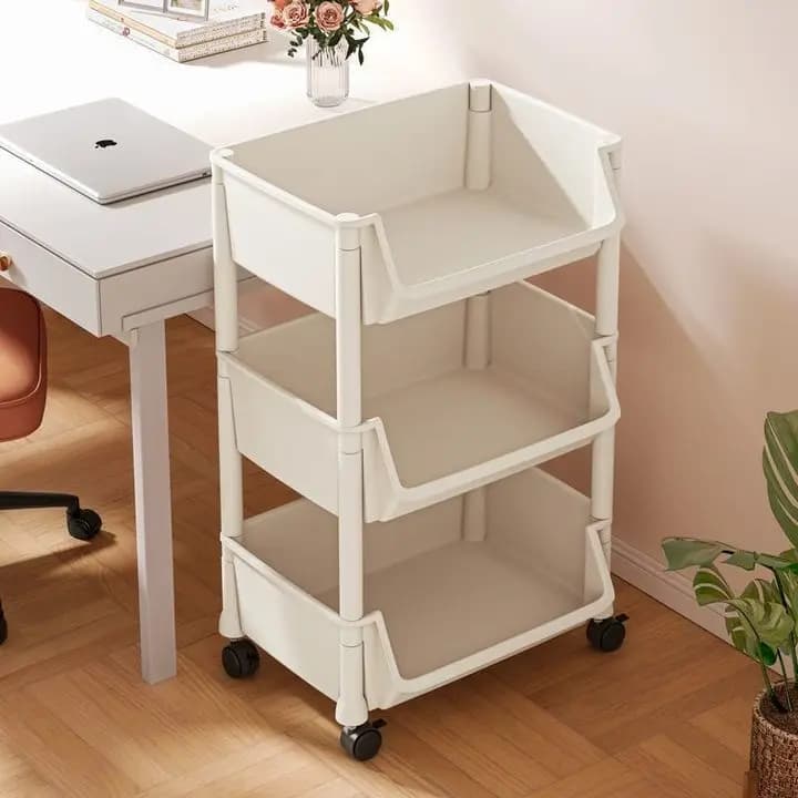 Carrinho de armazenamento móvel com várias camadas, branco, para organizar livros, revistas e itens de cabeceira.