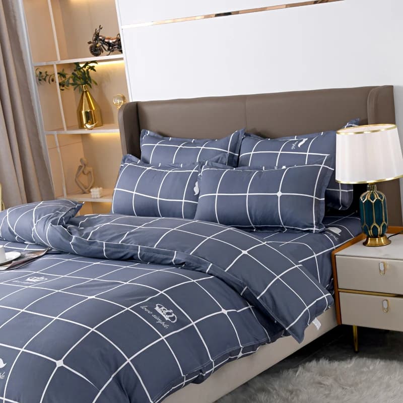 Conjunto de roupa de cama em azul marinho com padrão quadriculado branco, edredom, lençóis e fronhas