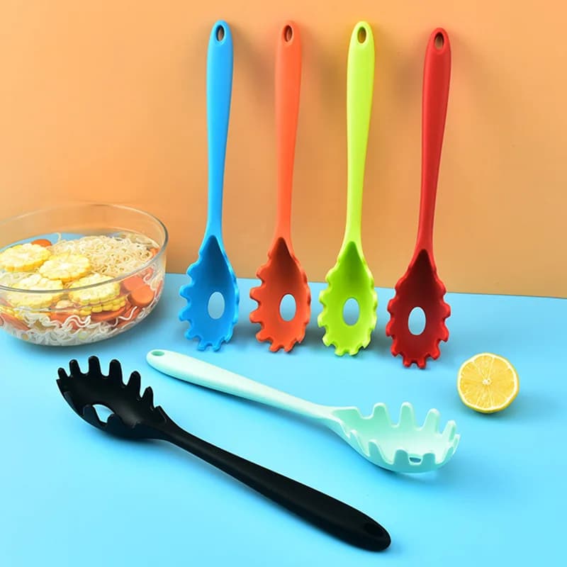 Set de coadores de macarrão de silicone com alça longa em cores vibrantes - azul, laranja, verde, vermelho e branco.