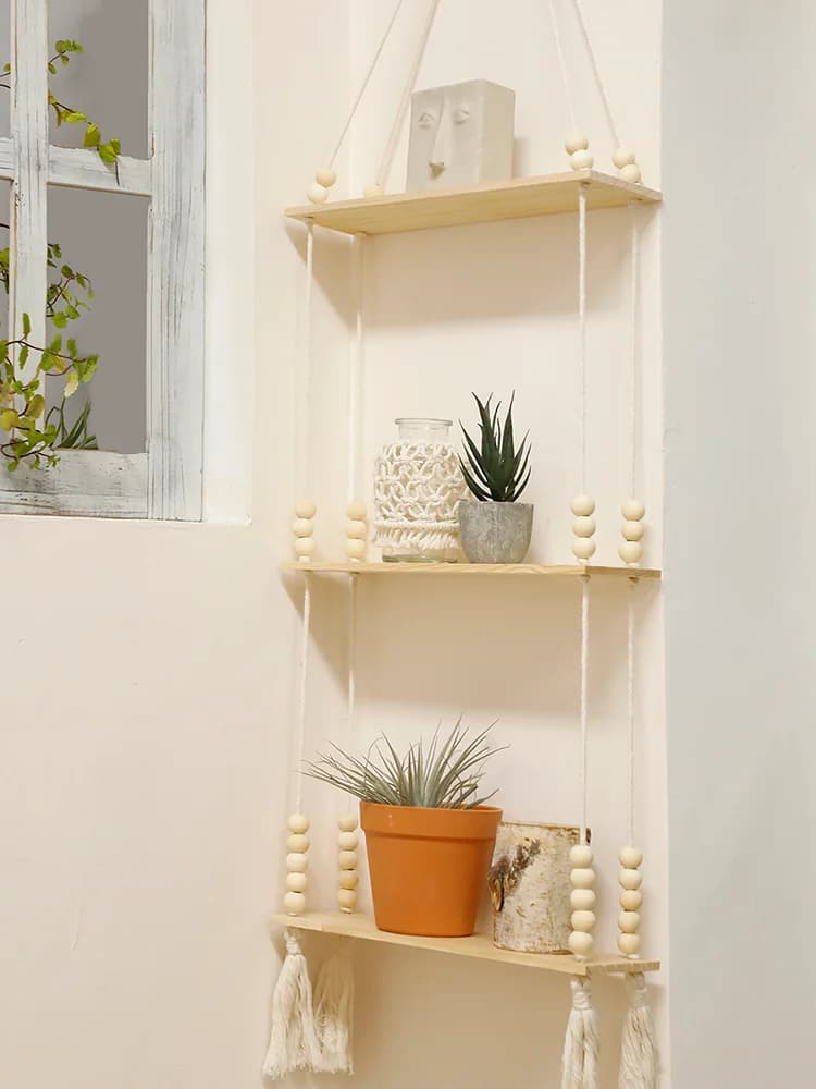 Rack de armazenamento de madeira com prateleiras suspensas e decorações