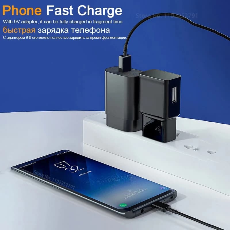 Carregador rápido preto conectado a tomada com cabo USB tipo C carregando smartphone Samsung