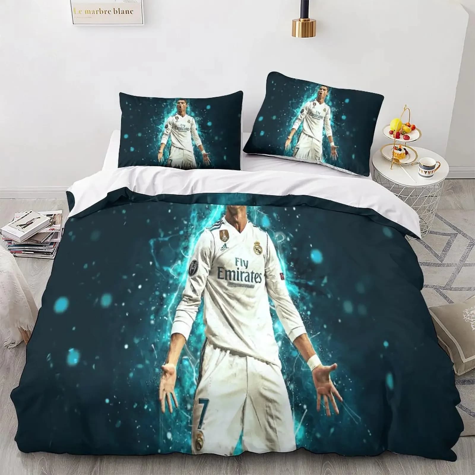 Capa de edredom escura com estampa 3D de Ronaldo em pose comemorativa com detalhes em azul brilhante
