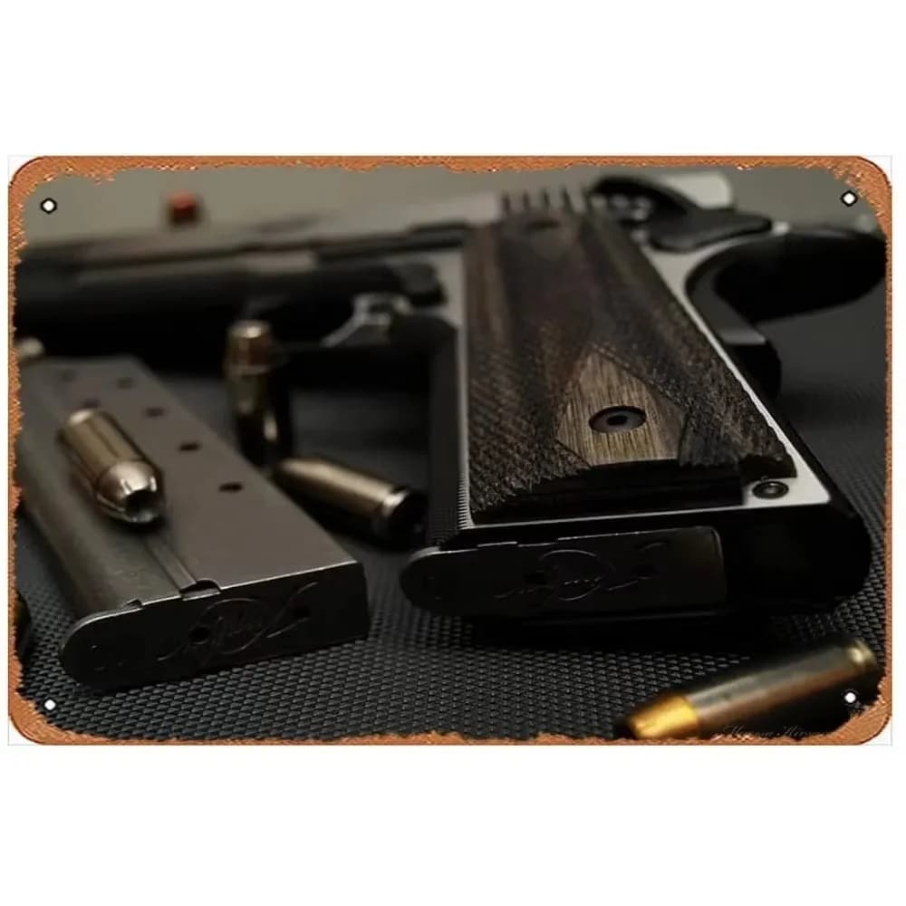 Placa decorativa de metal com pistola preta e carregador com munições em superfície texturizada