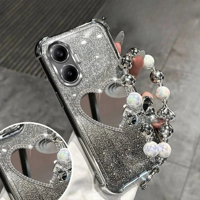 Capa de celular prateada com glitter e design de coração para iPhone