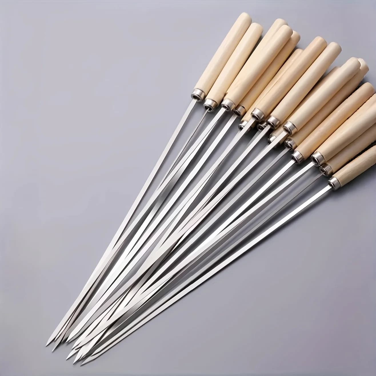 Conjunto de espetos de aço inoxidável planos com cabos de madeira para churrasco