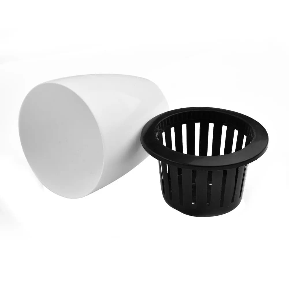 Vaso branco autoirrigável Jácotei com cesto preto removível, plástico imitando porcelana, design moderno