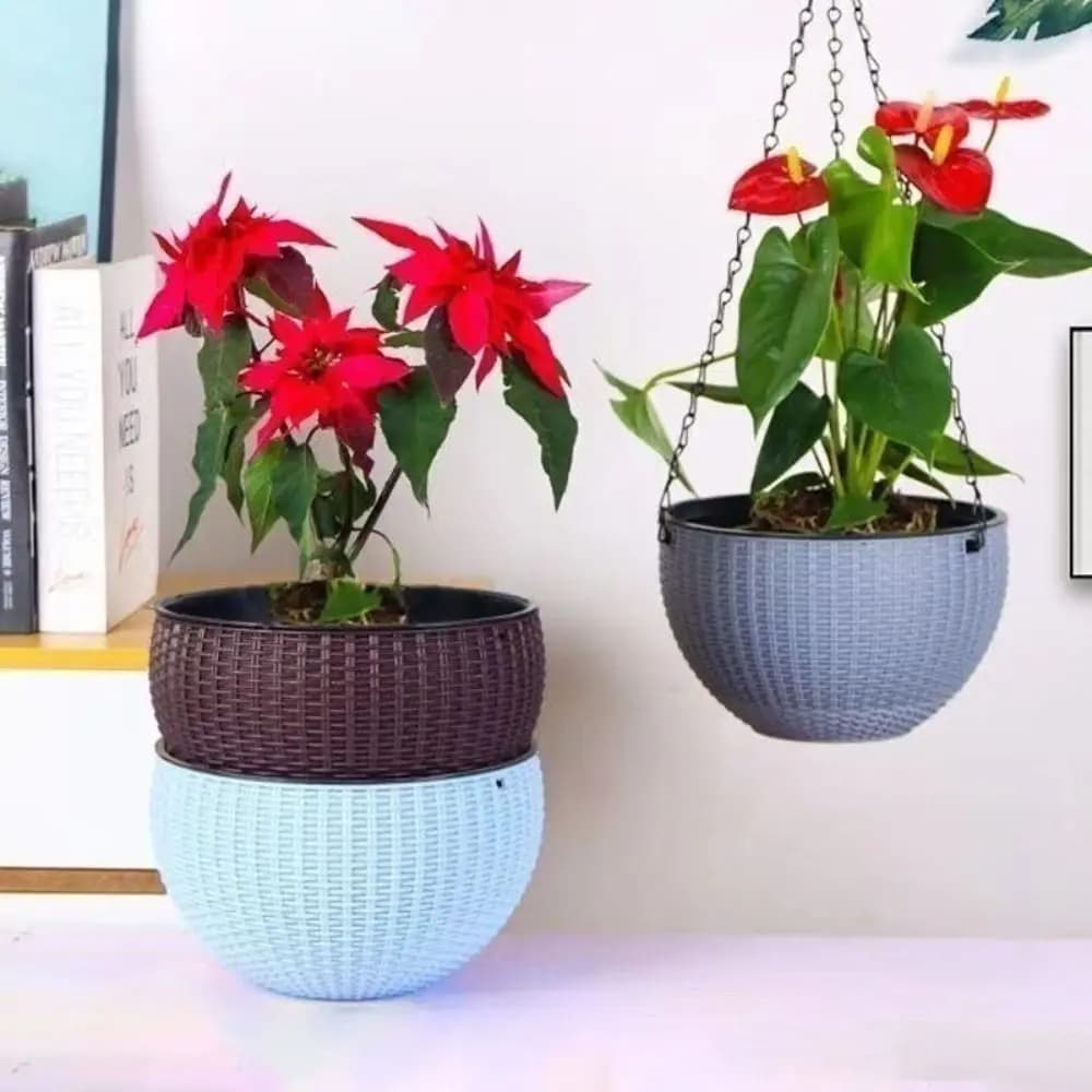 Vasos suspensos trançados em plástico nas cores marrom, branco e cinza com plantas vermelhas e verdes