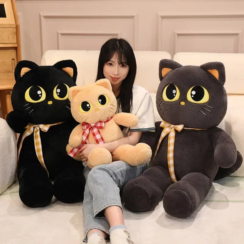 Almofadas de pelúcia gato kawaii macias 60cm nas cores preto, cinza e bege com laços xadrez