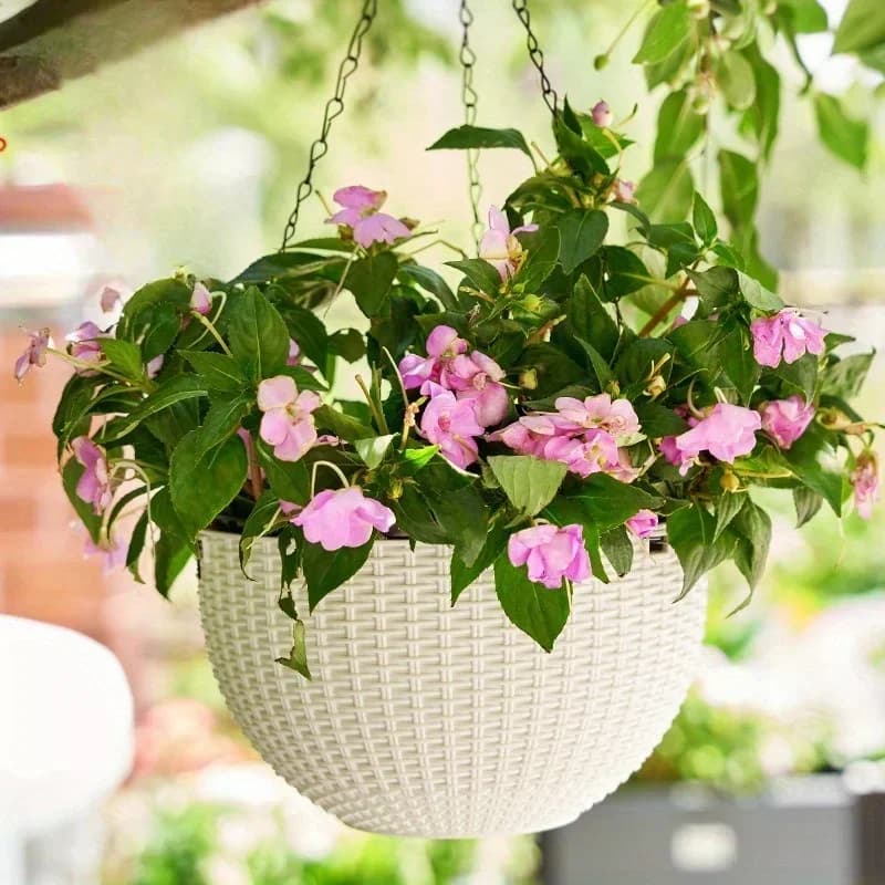Vaso suspenso branco padrão rattan com flores rosa, vaso duplo com furos de drenagem